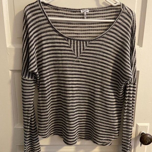 🚨 SPLENDID BRAND striped blouse light knit with scoop neck. Size: Medium. - Picture 3 of 6